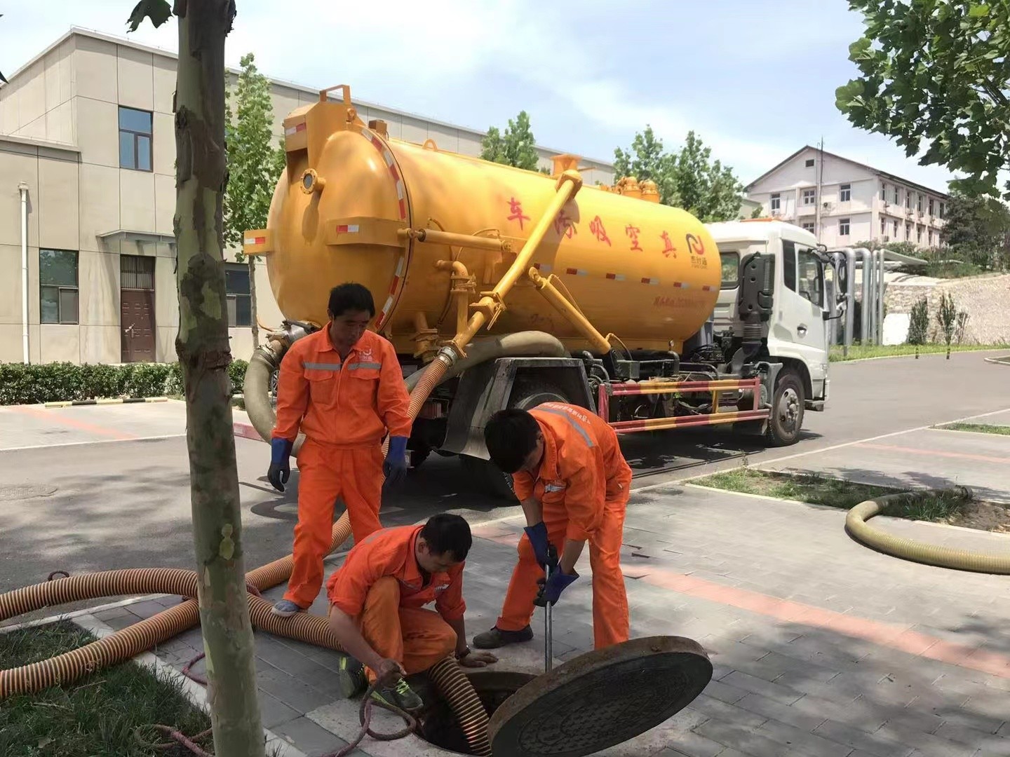 彭阳管道疏通车停在窨井附近