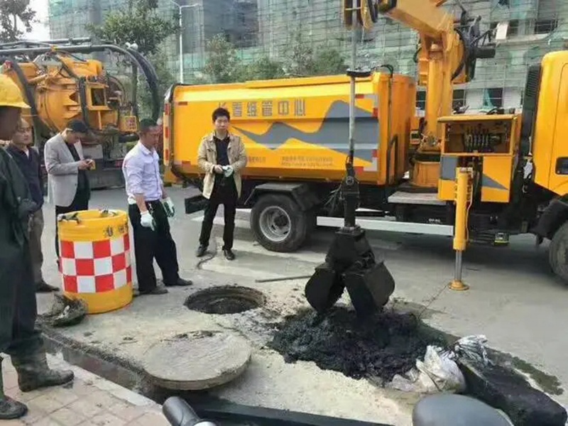 彭阳街道：网格员化身“清道夫”，为民解忧疏通“堵心”化粪池